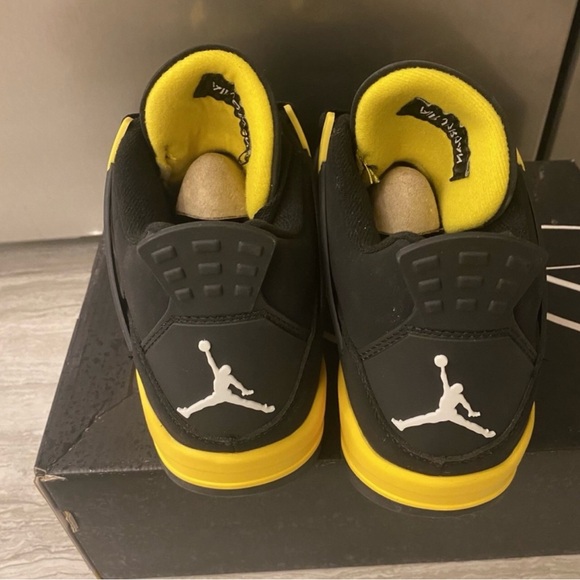 Jordan 4 Retro Thunder - Picture 4 of 5